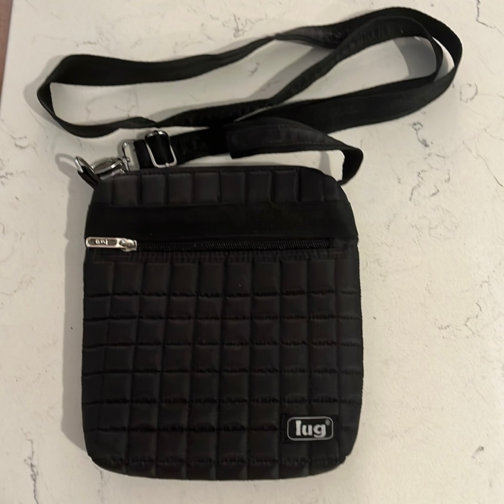 Lug crossbody
